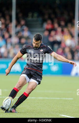 Barnet Copthall, London, UK. 9. Oktober 2016. Aviva Premiership Rugby. Sarazenen gegen Wespen. Alex Lozowski Sarazenen tritt eine Strafe. Endstand: 30-14 Sarazenen Wespen. Bildnachweis: Aktion Plus Sport/Alamy Live-Nachrichten Stockfoto