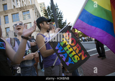 Atlanta, GA, USA. 9. Oktober 2016. Gay Pride Festival Parade durch die Innenstadt von Atlanta. Im Bild: Publikum wartet auf Parade Credit: Robin Rayne Nelson/ZUMA Draht/Alamy Live News Stockfoto