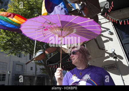 Atlanta, GA, USA. 9. Oktober 2016. Gay Pride Festival Parade durch die Innenstadt von Atlanta. Im Bild: Festival zieht Tausende von im ganzen Süden. Bildnachweis: Robin Rayne Nelson/ZUMA Draht/Alamy Live-Nachrichten Stockfoto