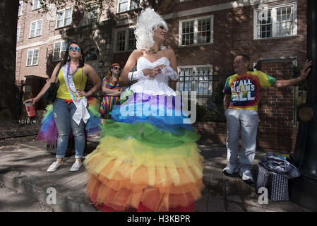 Atlanta, GA, USA. 9. Oktober 2016. Gay Pride Festival Parade durch die Innenstadt von Atlanta. Im Bild: Festival zieht drängen aus in den Süden-Kredit: Robin Rayne Nelson/ZUMA Draht/Alamy Live News Stockfoto