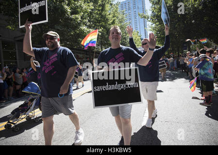 Atlanta, GA, USA. 9. Oktober 2016. Gay Pride Festival Parade durch die Innenstadt von Atlanta. Im Bild: Gay Christians marschieren entlang Peachtree St. Credit: Robin Rayne Nelson/ZUMA Draht/Alamy Live News Stockfoto