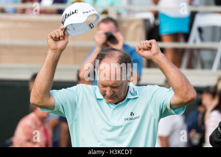 Newport Beach, Kalifornien, USA. 9. Oktober 2016. Jay Haas feiert nach dem Sieg der Toshiba-Klassiker im Newport Beach Country Club am 9. Oktober 2016 in Newport Beach, Kalifornien. Bildnachweis: Doug Gifford/ZUMA Draht/Alamy Live-Nachrichten Stockfoto