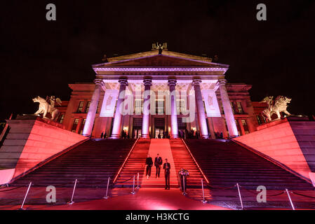 Berlin, Deutschland. 9. Oktober 2016. Das beleuchtete Berlin Konzerthaus während der Echo-Klassik-Preisverleihung in Berlin, Deutschland, 9. Oktober 2016. Foto: Clemens Bilan/Dpa/Alamy Live-Nachrichten Stockfoto