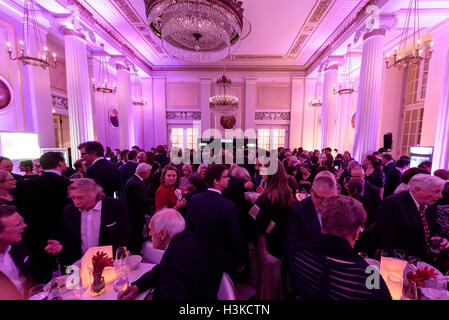 Berlin, Deutschland. 9. Oktober 2016. Gäste besuchen die after Show Party am Ende der Echo Klassik Preisverleihung in Berlin, Deutschland, 9. Oktober 2016. Foto: Clemens Bilan/Dpa/Alamy Live-Nachrichten Stockfoto