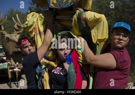 Nogales, Arizona, USA. 9. Oktober 2016. Aktivisten bereiten für eine '' Puppetista''-Straßentheater-Performance. Hunderte von Aktivisten trafen sich in Nogales, Arizona und Nogales, Sonora (Mexiko), 7.-10. Oktober an der School of Americas Watch Grenze Encuentro teilzunehmen. Unter anderem denunziert Demonstranten US militärische und wirtschaftliche Politik in Lateinamerika sowie die Militarisierung der Grenzen und die Behandlung von Migranten. Graham © Charles Hunt/ZUMA Draht/Alamy Live-Nachrichten Stockfoto