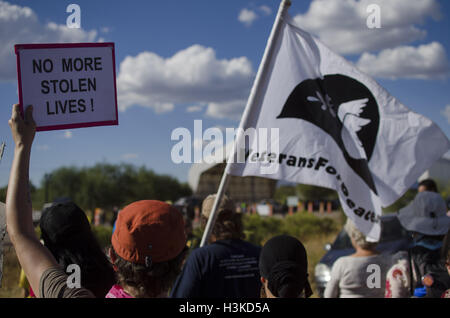 Nogales, Arizona, USA. 9. Oktober 2016. Einwanderung-Aktivisten demonstrieren in der Nähe ein Grenzübergang nördlich von Nogales, Mexiko. Hunderte von Aktivisten trafen sich in Nogales, Arizona und Nogales, Sonora (Mexiko), 7.-10. Oktober an der School of Americas Watch Grenze Encuentro teilzunehmen. Unter anderem denunziert Demonstranten US militärische und wirtschaftliche Politik in Lateinamerika sowie die Militarisierung der Grenzen und die Behandlung von Migranten. Graham © Charles Hunt/ZUMA Draht/Alamy Live-Nachrichten Stockfoto