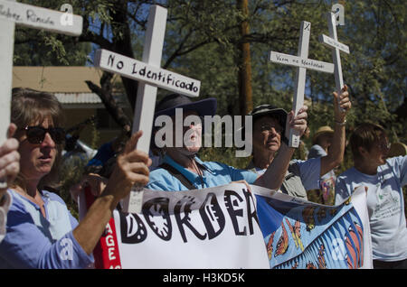 Nogales, Arizona, USA. 9. Oktober 2016. Demonstranten halten Kreuze bezeichnen die Leichen von Migranten in der Sonora-Wüste gefunden. Hunderte von Aktivisten trafen sich in Nogales, Arizona und Nogales, Sonora (Mexiko), 7.-10. Oktober an der School of Americas Watch Grenze Encuentro teilzunehmen. Unter anderem denunziert Demonstranten US militärische und wirtschaftliche Politik in Lateinamerika sowie die Militarisierung der Grenzen und die Behandlung von Migranten. Graham © Charles Hunt/ZUMA Draht/Alamy Live-Nachrichten Stockfoto