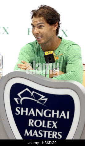 Shanghai, China. 10. Oktober 2016. Rafael Nadal aus Spanien besucht eine Pressekonferenz beim Shanghai Masters-Tennisturnier in Shanghai, Ost-China, 10. Oktober 2016. Bildnachweis: Fan Jun/Xinhua/Alamy Live-Nachrichten Stockfoto