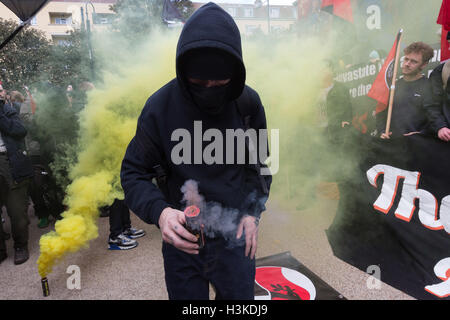 London, UK. 9. Oktober 2016. Anarchisten und Antifaschisten ablassen Rauch Fackeln bei der Kabel-Straße-Wandbild während einer Kundgebung zum Markieren des 80. Jahrestages der Schlacht von Cable Street und zum Gedenken an die Niederlage des Faschismus und Sir Oswald Mosley British Union of Fascists (deren Mitglieder als Schwarzhemden bekannt waren) im Londoner Eastend im Jahr 1936. Die Aktivisten protestieren heute auch gegen die steigende Zahl der rassistischen und antisemitischen Hassverbrechen in London nach Austritt. Bildnachweis: Vickie Flores/Alamy Live-Nachrichten Stockfoto