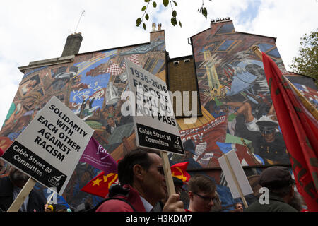 London, UK. 9. Oktober 2016. Anarchisten und Antifaschisten protestieren bei der Kabel-Straße-Wandbild während einer Kundgebung zum Markieren des 80. Jahrestages der Schlacht von Cable Street und zum Gedenken an die Niederlage des Faschismus und Sir Oswald Mosley British Union of Fascists (deren Mitglieder als Schwarzhemden bekannt waren) im Londoner Eastend im Jahr 1936. Die Aktivisten protestieren heute auch gegen die steigende Zahl der rassistischen und antisemitischen Hassverbrechen in London nach Austritt. Bildnachweis: Vickie Flores/Alamy Live-Nachrichten Stockfoto