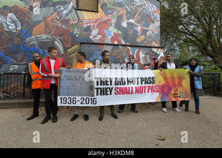 London, UK. 9. Oktober 2016. Sozialdemokraten, Gewerkschafter, Juden und anti-Rassismus-Gruppen-Protest gegen das Kabel Street Wandbild markieren des 80. Jahrestages der Schlacht von Cable Street und erinnern an die Niederlage des Faschismus und Sir Oswald Mosley British Union of Fascists (deren Mitglieder waren bekannt als Schwarzhemden) im Londoner Eastend 1936. Die Aktivisten protestieren heute auch gegen die steigende Zahl der rassistischen und antisemitischen Hassverbrechen in London nach Austritt. Bildnachweis: Vickie Flores/Alamy Live-Nachrichten Stockfoto