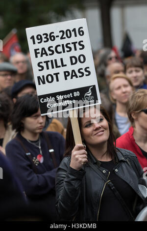 London, UK. 9. Oktober 2016. Sozialdemokraten, Gewerkschafter, Juden und anti-Rassismus Gruppen beteiligen sich an einer Demonstration und Rallye vom Altib Ali Park in Whitechapel, Cable Street zum Markieren des 80. Jahrestages der Schlacht von Cable Street und zum Gedenken an die Niederlage des Faschismus und Sir Oswald Mosley British Union of Fascists (deren Mitglieder waren bekannt als Schwarzhemden) im Londoner Eastend 1936. Die Aktivisten protestieren heute auch gegen die steigende Zahl der rassistischen und antisemitischen Hassverbrechen in London nach Austritt. Bildnachweis: Vickie Flores/Alamy Live-Nachrichten Stockfoto
