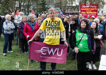 London, UK. 9. Oktober 2016. Sozialdemokraten, Gewerkschafter, Juden und anti-Rassismus Gruppen beteiligen sich an einer Demonstration und Rallye vom Altib Ali Park in Whitechapel, Cable Street zum Markieren des 80. Jahrestages der Schlacht von Cable Street und zum Gedenken an die Niederlage des Faschismus und Sir Oswald Mosley British Union of Fascists (deren Mitglieder waren bekannt als Schwarzhemden) im Londoner Eastend 1936. Die Aktivisten protestieren heute auch gegen die steigende Zahl der rassistischen und antisemitischen Hassverbrechen in London nach Austritt. Bildnachweis: Vickie Flores/Alamy Live-Nachrichten Stockfoto