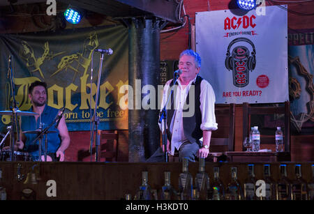 Kiew, Ukraine. 9. Oktober 2016. Dan McCafferty, Sänger und Ex-Frontmann der schottischen Rockband Nazareth, feiert seinen 70. Geburtstag bei Geburtstagsparty im Andockfenster Pub in Kiew, Ukraine, am 9. Oktober 2016. Dan McCafferty ist eine schottische Sängerin, bekannt als der Lead-Sänger für die schottische Hardrock-Band Nazareth seit ihrer Gründung im Jahr 1968 bis zu seiner Emeritierung im Jahr 2013. McCafferty weiterhin Solo auf der ganzen Welt entwickelt. Stockfoto