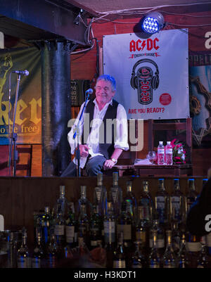 Kiew, Ukraine. 9. Oktober 2016. Dan McCafferty, Sänger und Ex-Frontmann der schottischen Rockband Nazareth, feiert seinen 70. Geburtstag bei Geburtstagsparty im Andockfenster Pub in Kiew, Ukraine, am 9. Oktober 2016. Dan McCafferty ist eine schottische Sängerin, bekannt als der Lead-Sänger für die schottische Hardrock-Band Nazareth seit ihrer Gründung im Jahr 1968 bis zu seiner Emeritierung im Jahr 2013. McCafferty weiterhin Solo auf der ganzen Welt entwickelt. Stockfoto