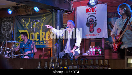 Kiew, Ukraine. 9. Oktober 2016. Dan McCafferty, Sänger und Ex-Frontmann der schottischen Rockband Nazareth, feiert seinen 70. Geburtstag bei Geburtstagsparty im Andockfenster Pub in Kiew, Ukraine, am 9. Oktober 2016. Dan McCafferty ist eine schottische Sängerin, bekannt als der Lead-Sänger für die schottische Hardrock-Band Nazareth seit ihrer Gründung im Jahr 1968 bis zu seiner Emeritierung im Jahr 2013. McCafferty weiterhin Solo auf der ganzen Welt entwickelt. Stockfoto