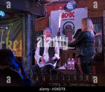 Kiew, Ukraine. 9. Oktober 2016. Dan McCafferty, Sänger und Ex-Frontmann der schottischen Rockband Nazareth, feiert seinen 70. Geburtstag bei Geburtstagsparty im Andockfenster Pub in Kiew, Ukraine, am 9. Oktober 2016. Dan McCafferty ist eine schottische Sängerin, bekannt als der Lead-Sänger für die schottische Hardrock-Band Nazareth seit ihrer Gründung im Jahr 1968 bis zu seiner Emeritierung im Jahr 2013. McCafferty weiterhin Solo auf der ganzen Welt entwickelt. Stockfoto