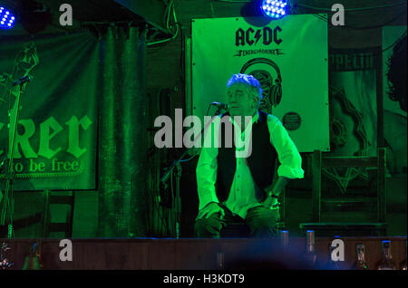 Kiew, Ukraine. 9. Oktober 2016. Dan McCafferty, Sänger und Ex-Frontmann der schottischen Rockband Nazareth, feiert seinen 70. Geburtstag bei Geburtstagsparty im Andockfenster Pub in Kiew, Ukraine, am 9. Oktober 2016. Dan McCafferty ist eine schottische Sängerin, bekannt als der Lead-Sänger für die schottische Hardrock-Band Nazareth seit ihrer Gründung im Jahr 1968 bis zu seiner Emeritierung im Jahr 2013. McCafferty weiterhin Solo auf der ganzen Welt entwickelt. Stockfoto