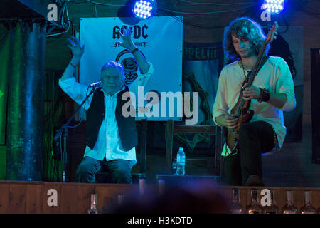 Kiew, Ukraine. 9. Oktober 2016. Dan McCafferty, Sänger und Ex-Frontmann der schottischen Rockband Nazareth, feiert seinen 70. Geburtstag bei Geburtstagsparty im Andockfenster Pub in Kiew, Ukraine, am 9. Oktober 2016. Dan McCafferty ist eine schottische Sängerin, bekannt als der Lead-Sänger für die schottische Hardrock-Band Nazareth seit ihrer Gründung im Jahr 1968 bis zu seiner Emeritierung im Jahr 2013. McCafferty weiterhin Solo auf der ganzen Welt entwickelt. Stockfoto