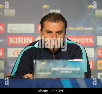 Melbourne, Australien. 10. Oktober 2016. Australiens Trainer Ange Postecoglou besucht die Pressekonferenz vor der FIFA WM 2018 Qualifikationsspielen Spiel gegen Japan in Melbourne, Australien, 10. Oktober 2016. Bildnachweis: Zhu Hongye/Xinhua/Alamy Live-Nachrichten Stockfoto