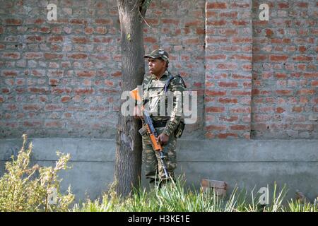 Pampore, indische Kaschmir. 10. Oktober 2016. Ein Soldat nimmt eine Position in der Nähe des Gebäudes während einer Begegnung auf unternehmerische Entwicklung in Pampore, Kaschmir Credit: Saqib Majeed/Alamy Live News Stockfoto