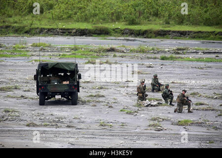 Provinz Tarlac, Philippinen. 10. Oktober 2016. US-Marines und philippinischen Truppen beteiligen sich an einer gemeinsamen scharfer Munition militärische Übung im Rahmen der die 2016 amphibische Landung ausüben (PHIBLEX) in der Provinz Tarlac, Philippinen, 10. Oktober 2016. Mindestens 1.400 US-Marines mit Sitz in Okinawa, Japan, und 500 philippinischen Truppen nahmen an der diesjährigen PHIBLEX die vom Okt. 4, Okt. 12 stattfand. Bildnachweis: Rouelle Umali/Xinhua, Alamy Live-Nachrichten Stockfoto