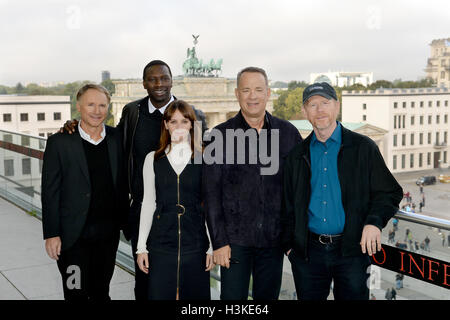 Berlin, Deutschland. 10. Oktober 2016. L-r: amerikanische Autor Dan Brown, französischer Schauspieler Omar Sy, britische Schauspielerin Felicity Jones, US-amerikanischer Schauspieler Tom Hanks und amerikanische Regisseur Ronald William vor dem Brandenburger Tor während der "Inferno" Photocall in Berlin, Deutschland, 10. Oktober 2016. Foto: Britta Pedersen/Dpa/Alamy Live News Stockfoto