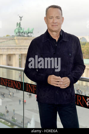 Berlin, Deutschland. 10. Oktober 2016. Amerikanische Schauspieler Tom Hanks vor dem Brandenburger Tor während der "Inferno" Photocall in Berlin, Deutschland, 10. Oktober 2016. Foto: Britta Pedersen/Dpa/Alamy Live News Stockfoto