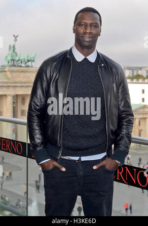 Berlin, Deutschland. 10. Oktober 2016. Französischer Schauspieler Omar vor dem Brandenburger Tor während der "Inferno" Photocall in Berlin, Deutschland, 10. Oktober 2016. Foto: Britta Pedersen/Dpa/Alamy Live News Stockfoto