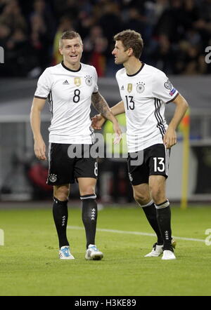 Volksparkstadion, Hamburg, Deutschland. 8. Oktober 2016. WM-Qualifikation. Deutschland gegen Tschechien. Ziel der Feier Tony Kroos © Action Plus Sport/Alamy Live News Stockfoto