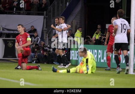 Volksparkstadion, Hamburg, Deutschland. 8. Oktober 2016. WM-Qualifikation. Deutschland gegen Tschechien. Feier Ziel Thomas Müller © Aktion Plus Sport/Alamy Live News Stockfoto