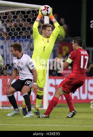 Volksparkstadion, Hamburg, Deutschland. 8. Oktober 2016. WM-Qualifikation. Deutschland gegen Tschechien. Tomas Vaclik in Aktion © Action Plus Sport/Alamy Live News Stockfoto