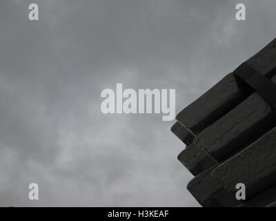 Puerto Ordaz, Venezuela, 10. Oktober 2016.  Das Wetter in Venezuela. Voll dämmerte es bewölkten Tag in der Stadt dieses südamerikanischen Landes. Dieses Bild zeigt einen Stapel von mehreren Aluminium-Barren in einem Aluminiumwerk Reduktion hergestellt, diese Unternehmen sind vor allem in diesem Bereich des Landes, auf dem Foto komplett graue Himmel im Hintergrund zu sehen. Jorgeprz / Alamy Live News. Stockfoto