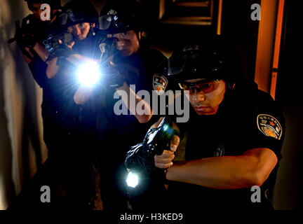 Peking, China. 5. August 2014. Foto aufgenommen am 5. August 2014 zeigt, dass Mitglieder des Kommandos "Lanjian" ein Bohrers in Peking, Hauptstadt von China besuchen. Das Kommando und ein SWAT-Team von Beijing Polizei gerettet haben 50 Geiseln in 44 Vorfälle seit 2007. © Zhang Yan/Xinhua/Alamy Live-Nachrichten Stockfoto