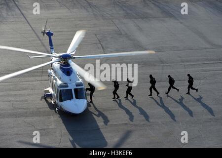 Peking, China. 16. Januar 2015. Foto aufgenommen am 16. Januar 2015 zeigt, dass Mitglieder des Kommandos "Lanjian" ein Bohrers in Peking, Hauptstadt von China besuchen. Das Kommando und ein SWAT-Team von Beijing Polizei gerettet haben 50 Geiseln in 44 Vorfälle seit 2007. © Zhang Yan/Xinhua/Alamy Live-Nachrichten Stockfoto