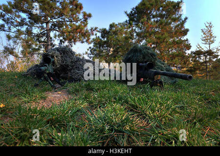 (161010)--Peking, 10. Oktober 2016 (Xinhua)--Foto aufgenommen am 27. Oktober 2014 zeigt Mitglieder des Kommandos "Lanjian" beiwohnen ein Bohrers in Peking, Hauptstadt von China. Das Kommando und ein SWAT-Team von Beijing Polizei gerettet haben 50 Geiseln in 44 Vorfälle seit 2007.   (Xinhua/Zhang Yan) (Zyd) Stockfoto