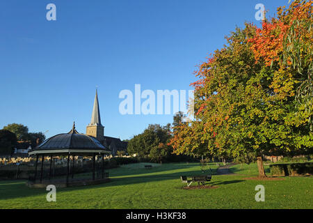 Godalming, Surrey, UK. 10. Oktober 2016. UK-Wetter: Hochdruck antizyklonalen Wetter ins ruhige und sonnige Bedingungen Godalming in Surrey. Die Pfarrkirche und Musikpavillon sah landschaftlich besonders reizvolle Satz gegen den blauen Himmel und das herbstliche Laub. Bildnachweis: James Jagger/Alamy Live News Stockfoto