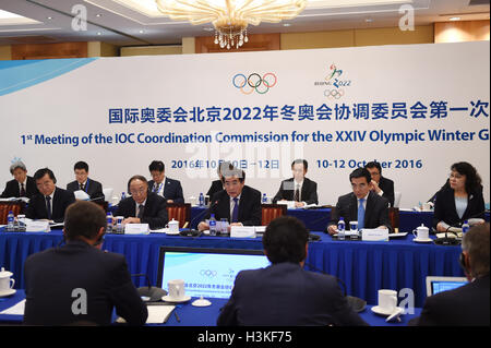 (161010)--Peking, Okt. 10. 2016 (Xinhua)--spricht Guo Jinlong (C), Mitglied des Politbüros des Zentralkomitees der kommunistischen Partei von China (CPC) und Sekretär des CPC Beijing Municipal Committee, Präsident der 2022 Beijing Olympischen Winterspiele, während die 1. Sitzung des IOC-Koordinationskommission für die XXIV Olympische Winter-Spiele Peking 2022 in Peking, Hauptstadt von China, 10. Oktober 2016. (Xinhua/Ju Huanzong) Stockfoto