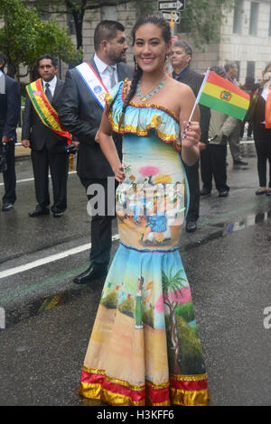 New York, USA. 9. Oktober 2016. New York City, NY, USA, 9. Oktober, alle Smilies und schöne künstlerische Kostüm zu diesem regnerischen Tag zu erhellen. Bildnachweis: Rachel Csuvin/Alamy Live-Nachrichten Stockfoto