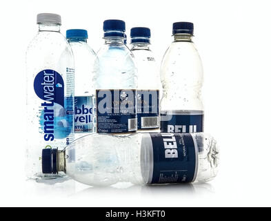 Kunststoff-Flaschen bereit für Recycling auf weißem Hintergrund Stockfoto