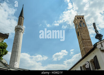 Gazi Husrev-beg-Moschee Minarett und Sahat-Kula unter freiem Himmel Stockfoto