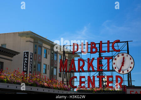 Pike Place Market Schild mit Uhr gegen blauen Himmel - Seattle, WA Stockfoto