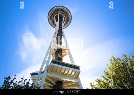 Blick auf die Space Needle vor blauem Himmel - Seattle, WA - USA Stockfoto