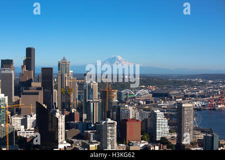 Blick auf die Skyline von Seattle, WA mit Mount Rainier sichtbar Stockfoto