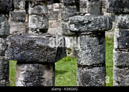 Steinsäulen in Chichen Itza. Stockfoto