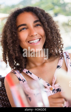 Outdoor Portrait der schönen glücklich gemischt Rennen afroamerikanische Mädchen Teenager Mädchen Lächeln mit perfekten Zähnen Stockfoto