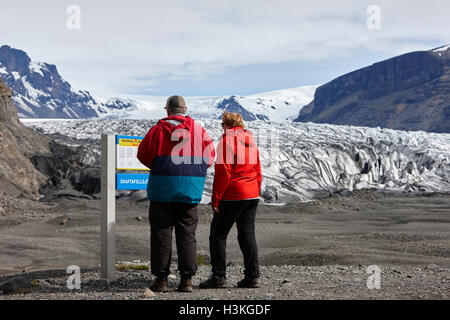 ältere Touristen lesen Warnzeichen am Gletscher Vatnajökull-Nationalpark Skaftafell in Island Stockfoto