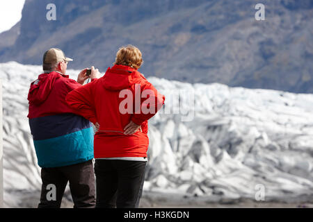 Senioren-Touristen im Skaftafell-Gletscher Vatnajokull-Nationalpark in Island, die Fotos machen Stockfoto