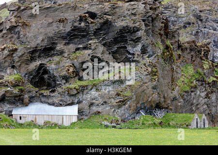 verlassene überdachte isländischen Rasen Häuser nun als Wertaufbewahrungsmittel Bereich verwendet und Scheune in Fels gebaut Island Gesicht Stockfoto