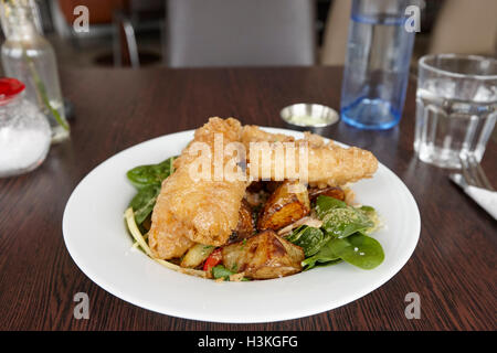 isländische Fish &amp; Chips zerschlagen gebratener Steinbeißer Restaurant Island Stockfoto